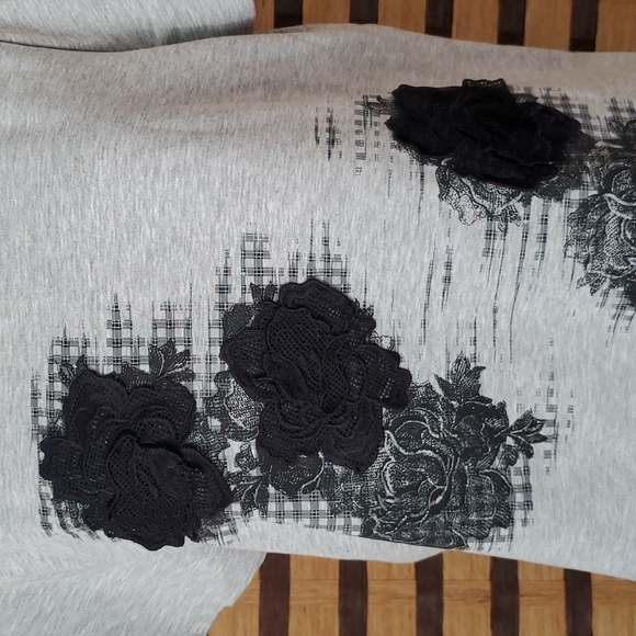 EUC! Simply Vera Wang raised rose tshirt - Picture 5 of 9